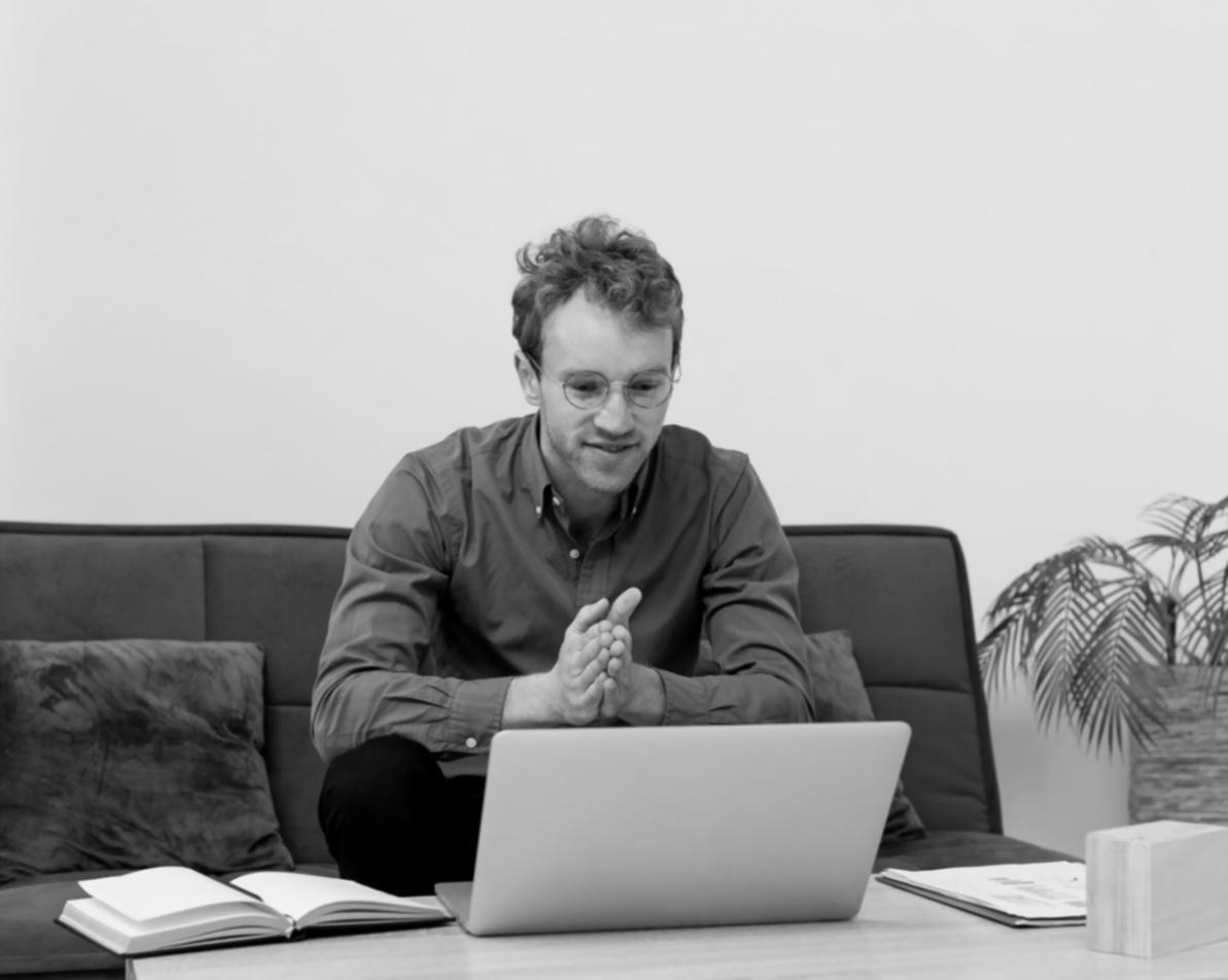 Gruppo di studenti durante una sessione di laboratorio pratico di sceneggiatura